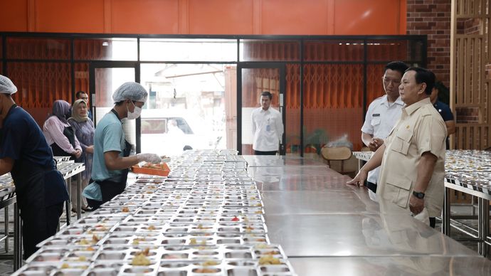 Presiden RI Prabowo Subianto melakukan inspeksi mendadak atau sidak ke dapur umum Program MBG