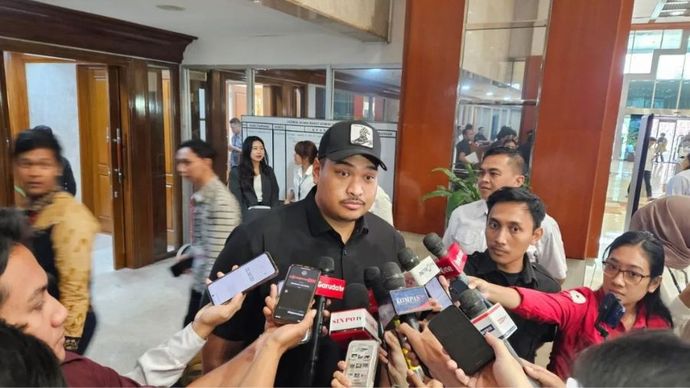 Menteri Pemuda dan Olahraga, Dito Ariotedjo, menjawab pertanyaan pewarta setelah mengikuti rapat kerja dengan Komisi X DPR RI di Gedung DPR, Jakarta, Senin (3/2/2025).