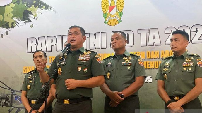 KSAD Jenderal TNI Maruli Simanjuntak (tengah) saat jumpa pers usai Rapim TNI AD 