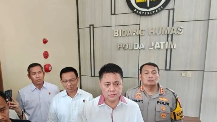 Direktur Reserse Kriminal Umum Polda Jawa Timur Komisaris Besar Polisi Farman saat memberikan keterangan di Mapolda setempat, Surabaya, Senin