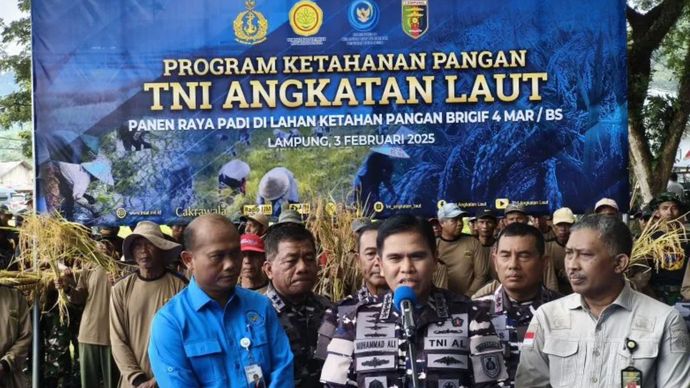 Kepala Staf Angkatan Laut (KASAL) Laksamana TNI Muhammad Ali saat memberikan keterangan usai melaksanakan panen raya di Kabupaten Pesawaran. Provinsi Lampung