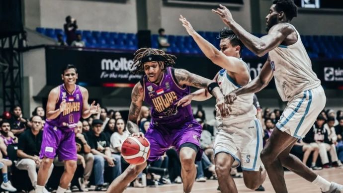 Dokumentasi pebasket Tangerang Hawks Basketball Jarred Shaw, melewati adangan pemain Bali United Basketball dalam pertandingan IBL 2025