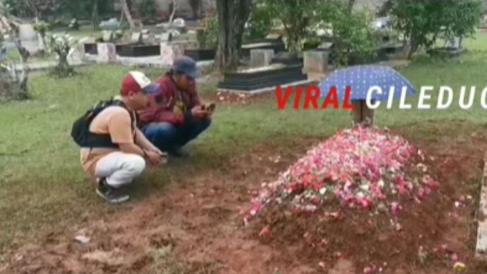 Makam Ibu yang Mengantre Gas LPG 3 Kg di Pamulang