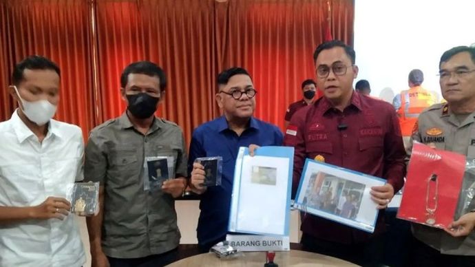 Kepala Kantor Imigrasi Denpasar Ridha Sah Putra (kedua kanan) dan Kepala Ditjen Imigrasi Bali Parlindungan (tengah) bersama perwakilan instansi terkait dalam jumpa pers pelanggaran keimigrasian WNA di Denpasar, Bali, Selasa (4/2/2025). 