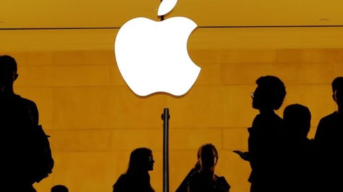 Pelanggan berjalan melewati logo Apple di dalam toko Apple di Grand Central Station di New York, AS, 1 Agustus 2018. (Foto: Do/Lucas Jackson/Reuters)