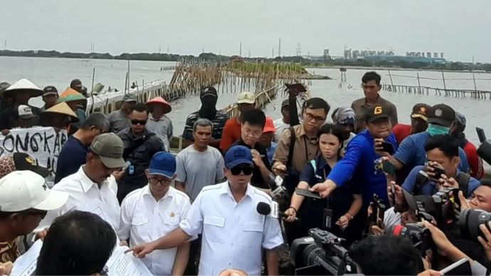 Menteri Agraria dan Tata Ruang/Badan Pertanahan Nasional Nusron Wahid (kanan-topi biru) memberikan keterangan kepada awak media saat meninjau pagar laut di Kabupaten Bekasi, Jawa Barat, Selasa. 