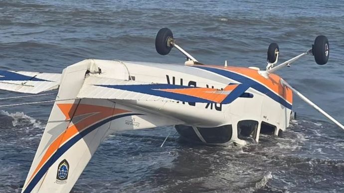 Pesawat Cessna 172 PK-BYK milik Akademi Penerbangan Indonesia (API) melakukan pendaratan darurat di Pantai Muncar, Banyuwangi, pada Selasa, 4 Februari 2025.