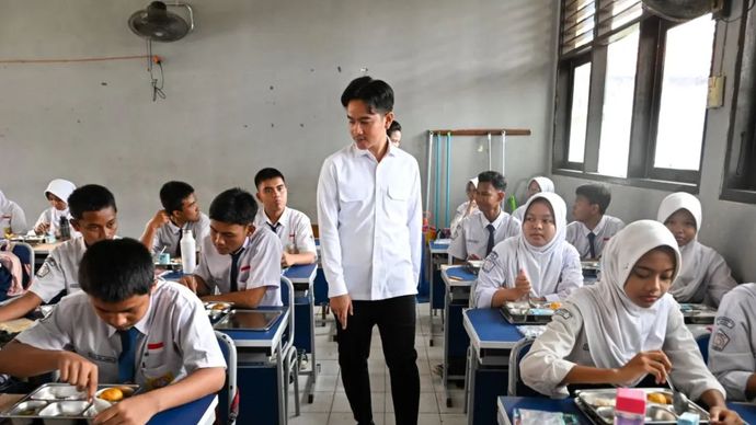 Wakil Presiden Gibran Rakabuming Raka saat meninjau penerapan program Makan Bergizi Gratis di SMPN 11 Depok, Jawa Barat