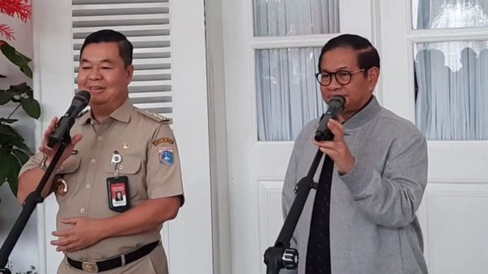 Penjabat Gubernur DKI Jakarta Teguh Setyabudi (kiri) bersama Gubernur Jakarta terpilih Pramono Anung