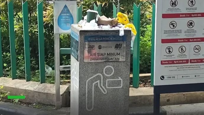 Fasilitas water station atau titik isi ulang air minum di salah satu stasiun MRT Jakarta dijadikan tempat sampah.