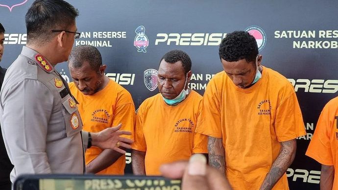 Kepala Polresta Manokwari Komisaris Besar Rivadin Benny Simangusong menunjukkan tersangka JT