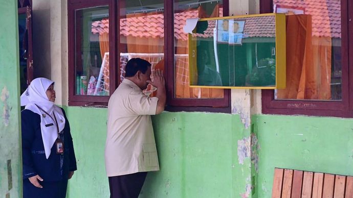 Presiden Prabowo Subianto saat meninjau pelaksana MBG di sekolah. 