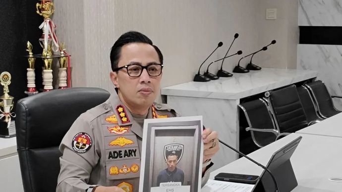 Kabid Humas Polda Metro Jaya, Kombes Pol. Ade Ary Syam Indradi yang sedang menunjukkan foto pelaku