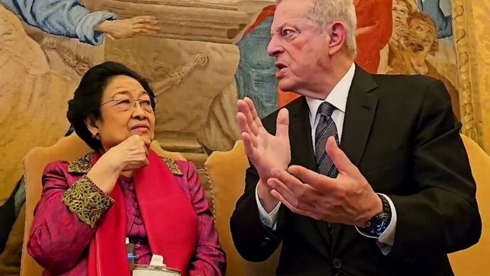 Presiden Kelima RI Megawati Soekarnoputri saat berdiskusi dengan dengan mantan Wakil Presiden Amerika Serikat Al Gore di sela-sela World Leaders Summit on Children's Rights di Vatikan, Roma, Italia, Senin (3/2/2025)