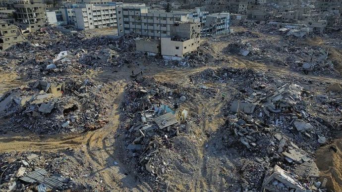 Foto udara menunjukkan ribuan rumah porak-poranda akibat serangan udara Israel di Kota Rafah, Jalur Gaza, Ahad (19/1/2025).