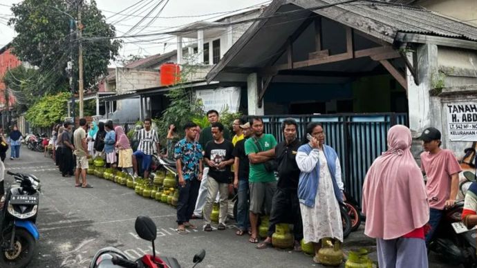 Warga rela mengantre berjam-jam untuk mendapatkan elpiji 3 kilogram (kg) di agen resmi kawasan Gandaria Selatan, Jakarta, Selasa (4/2/2025)