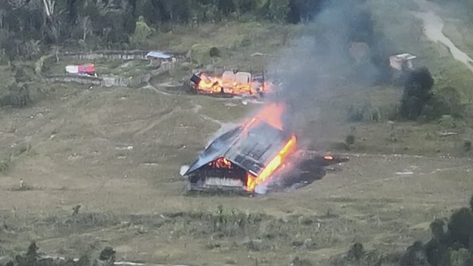 Bangunan yang dibakar KKB. 