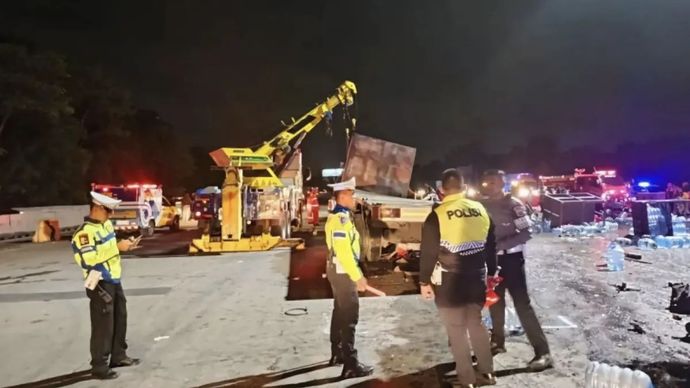 Petugas Kepolisian melakukan penanganan di lokasi kejadian di Gerbang Tol Ciawi, Kelurahan Katulampa, Kota Bogor, Jawa Barat, Rabu (5/2/2025). 