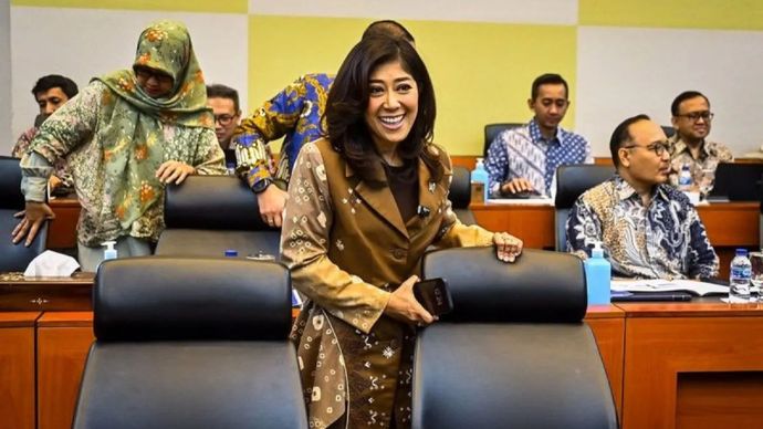 Menkomdigi Meutya Hafid bersiap mengikuti rapat kerja dengan Komisi I DPR di Kompleks Parlemen, Senayan, Jakarta, Selasa (4/2/2025).