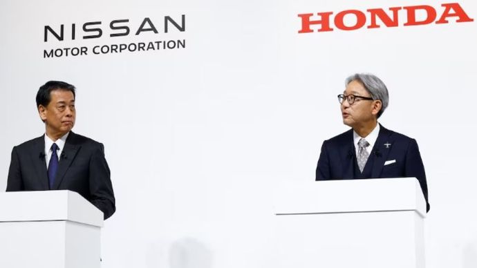 Makoto Uchida, Direktur, Perwakilan Pejabat Eksekutif, Presiden dan CEO Nissan Motor Corporation bersama Toshihiro Mibe, Direktur, Presiden dan Perwakilan Pejabat Eksekutif Honda. (Foto: Dok/Kim Kyung-Hoon/Reuters)