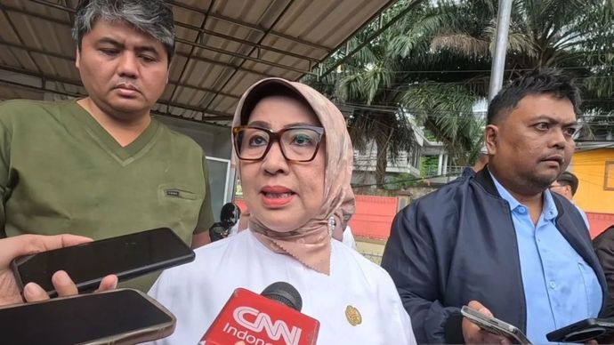 Direktur RSUD Ciawi dr. Fusia Meidiawaty, SH, MH.Kes, MARS, saat diwawancarai wartawan di Ciawi, Kabupaten Bogor, Jawa Barat, Rabu (5/2/2025) soal penanganan korban kecelakaan di gerbang tol Ciawi 2 pada Selasa (4/2/2025) menjelang tengah malam. Kecelakaan menewaskan delapan orang dan melukai 11 orang. (