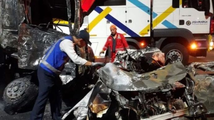 Petugas menangani lokasi kecelakaan maut di Gerbang Tol Ciawi, Kelurahan Katulampa, Kota Bogor, Jawa Barat, Rabu (5/2/2025). (Foto: ANTARA/HO-Damkar Kota Bogor)