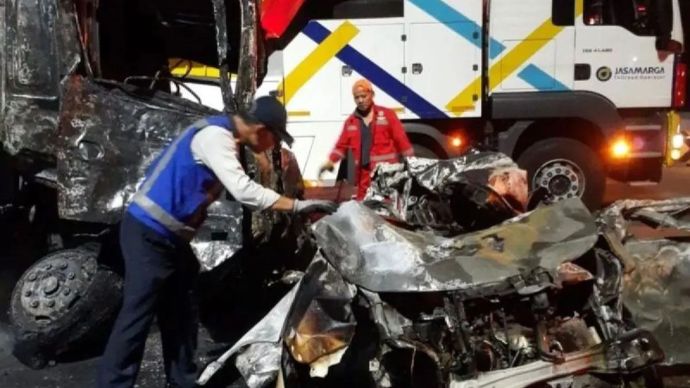 Petugas menangani lokasi kecelakaan di Gerbang Tol Ciawi, Kelurahan Katulampa, Kota Bogor, Jawa Barat, Rabu (5/2/2025