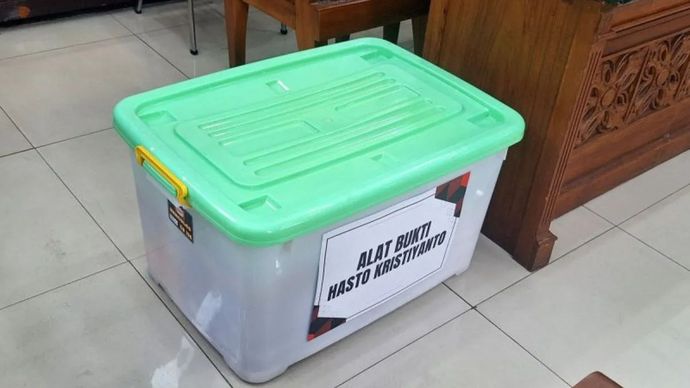 Tim Sekretaris Jenderal DPP PDI Perjuangan (PDIP) Hasto Kristiyanto membawa satu kotak besar berisi 41 bukti dalam sidang gugatan praperadilan di Pengadilan Negeri Jakarta Selatan, Jakarta, Kamis (6/2/2025) 