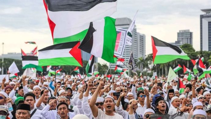 Arsip foto - Massa aksi melakukan takbir saat mengikuti kemerdekaan Palestina di Silang Monas, Jakarta, Senin (2/12/2024)