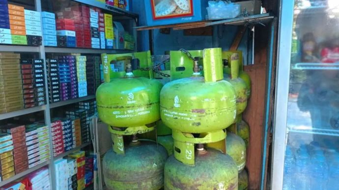 Tabung Liquified Petroleum Gas (LPG/elpiji) berukuran 3 kilogram (kg) di warung di kawasan Duren Sawit, Jakarta Timur, Kamis (6/2/2025).