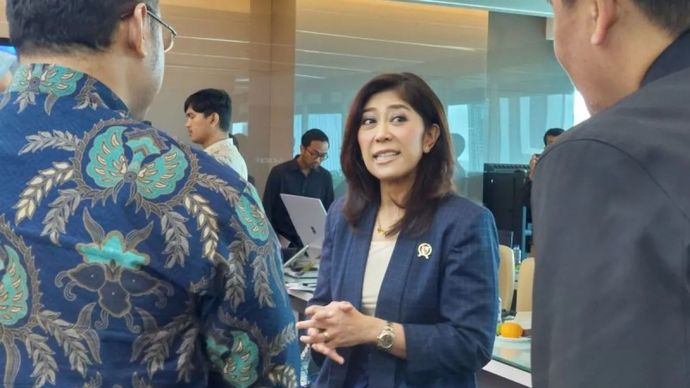 Menteri Komunikasi dan Digital Meutya Hafid (tengah) di sela rapat tentang 