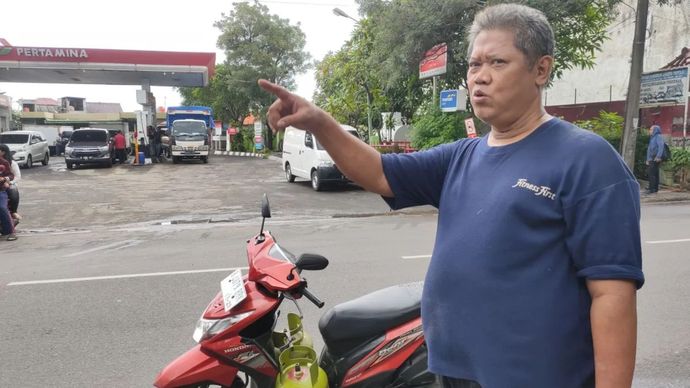 Pengusaha warteg di Kedoya Selatan bernama Mantoyo (65) mengeluhkan habisnya ketersediaan LPG 3 kilogram di Stasiun Pengisian Bahan Bakar Umum (SPBU) 