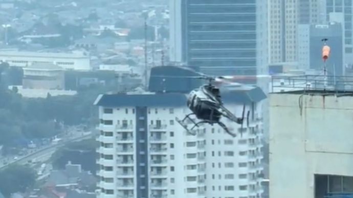 Momen seorang wanita dijemput pakai helikopter