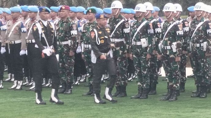 Sejumlah anggota TNI melakukan upacara gabungan untuk menertibkan anggotnya