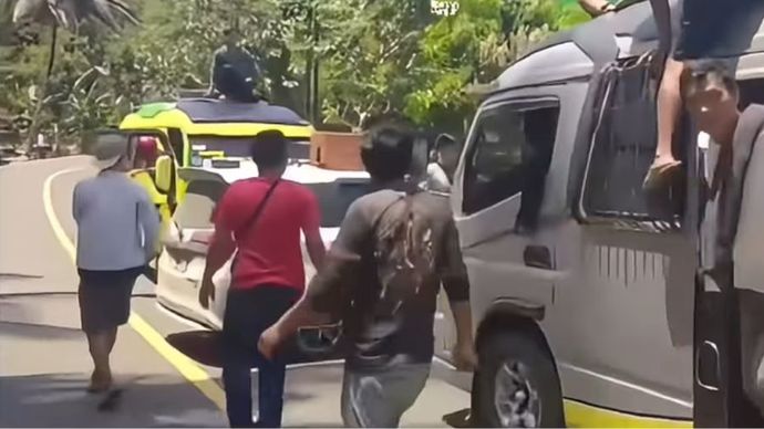 Sopir Elf Hadang Mobil Diduga Travel Gelap di Cianjur Selatan 