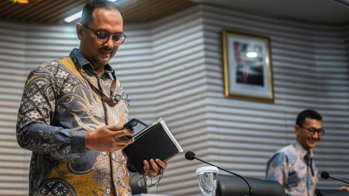 Arsip foto - Juru bicara baru KPK Tessa Mahardika Sugiarto (kiri) bersama tim juru bicara baru KPK Budi Prasetyo (kanan) bersiap meninggalkan ruangan usai memberikan keterangan pers terkait pergantian juru bicara KPK di Gedung Merah Putih KPK, Jakarta, Jumat (7/6/2024). 