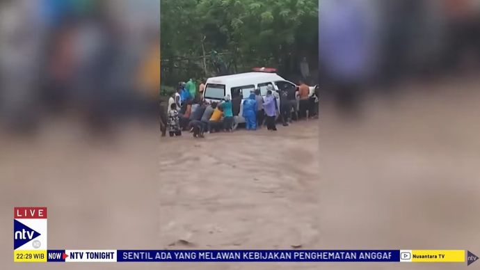 Sopir ambulans nekat menerobos banjir demi antar ibu hamil ke rumah sakit.