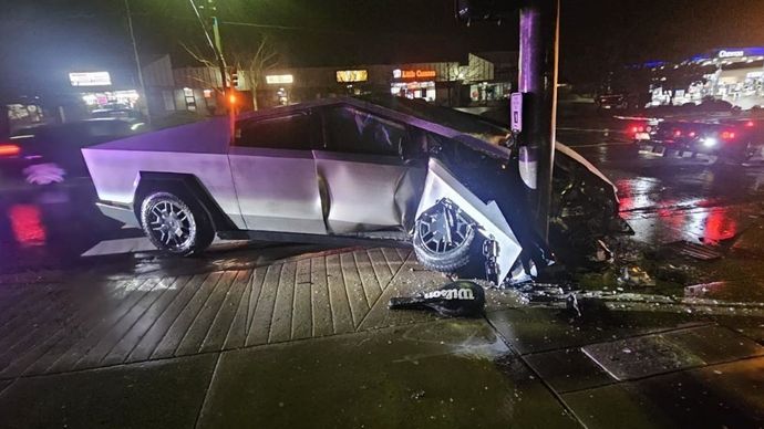 Tesla Cybertruck menabrak trotoar dan akhirnya menghantam tiang listrik. (Foto: Istimewa via ArenaEV)