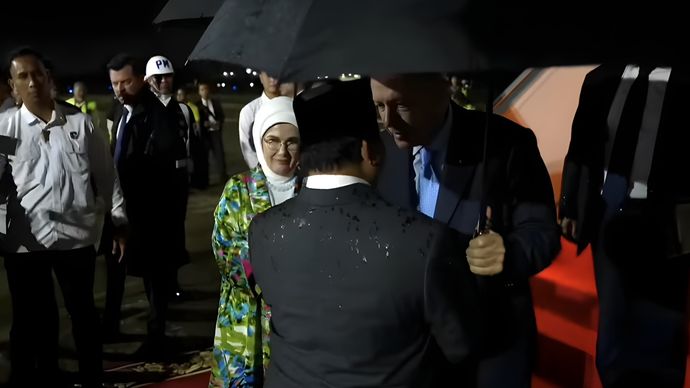 Presiden RI Prabowo Subianto menyambut kedatangan Presiden Turki, Yang Terhormat Recep Tayyip Erdogan di Lanud Halim Perdana Kusuma Jakarta Timur, Selasa (11/2) malam.