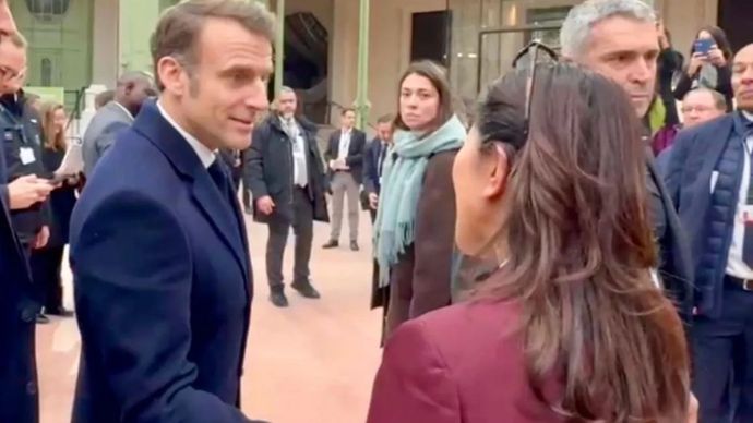 Presiden Prancis Emmanuel Macron (kiri) berbincang dengan Menteri Komunikasi dan Digital Republik Indonesia Meutya Hafid di sela acara AI Action Summit yang berlangsung di Grand Palais, Paris, Prancis, Selasa (11/2/2025)