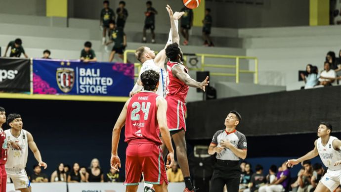 Laga antara Bali United dan Prawira Bandung di ajang IBL GoPay 2025.