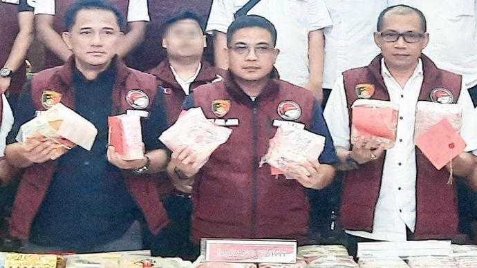 Direktur Reserse Narkoba Polda Kalsel Kombes Pol Kelana Jaya didampingi Kasubdit II Ditresnarkoba Polda Kalsel AKBP Zaenal Arifien menunjukkan barang bukti yang disita dari jaringan Fredy Pratama. (