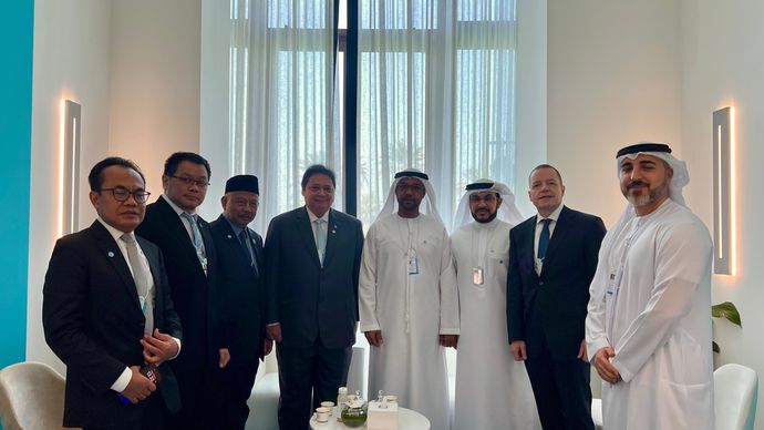 Menteri Koordinator Bidang Perekonomian Airlangga Hartarto, melakukan pertemuan dengan Divisional Senior Vice President (DSVP) Emirates Airlines, Sheikh Majid Al Mualla, di sela-sela acara sebagai Panelis kehormatan acara tahunan the World Government