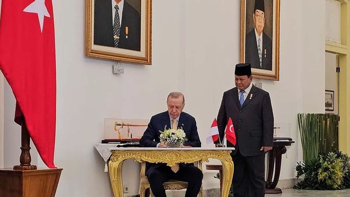 Presiden RI Prabowo Subianto (berdiri) menyaksikan Presiden Turki Recep Tayyip Erdogan tengah mengisi buku tamu kenegaraan di Istana Kepresidenan Bogor, Jawa Barat, Rabu (12/2/2025).