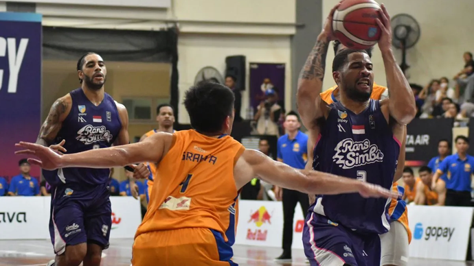 Pebasket Rans Simba Bogor Kenyon Joseph Buffen (kanan) berusaha melewati hadangan pebasket Satria Muda Pertamina Jakarta Abraham Damar Grahita (kiri) saat lanjutan pertandingan Indonesian Basketball League (IBL) 2025 di Gymnasium Sekolah Vokasi IPB, Kota Bogor, Jawa Barat, Rabu (12/2/2025).