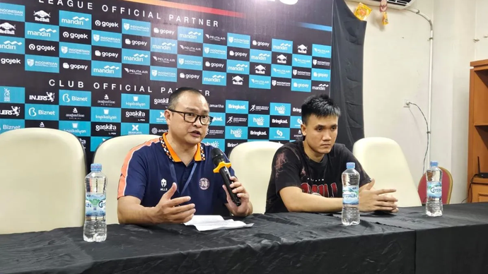 Pelatih Pelita Jaya Jakarta, Johannis Winar (kiri), menjawab pertanyaan pewarta pada jumpa pers usai pertandingan Indonesian Basketball League (IBL) melawan Hangtuah Jakarta, di GOR Ciracas, Jakarta, Rabu (12/2/2025). 