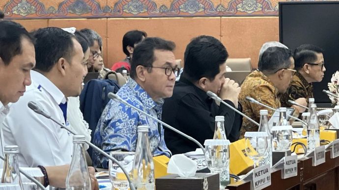 Menteri Perdagangan Budi Santoso (batik biru) dalam Rapat Kerja dengan Komisi VI DPR RI di Senayan, Jakarta, Kamis (13/2/2025). 