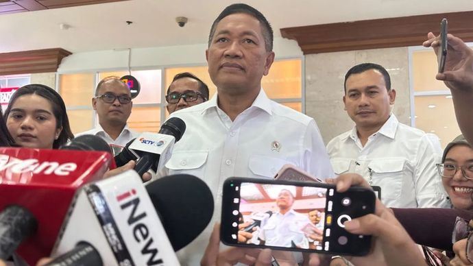 Wakil Menteri Pertahanan (Wamenhan) Donny Ermawan saat memberikan keterangan pers usai menghadiri Rapat Kerja Komisi I DPR di kompleks parlemen, Senayan, Jakarta, Kamis (13/2/2025).