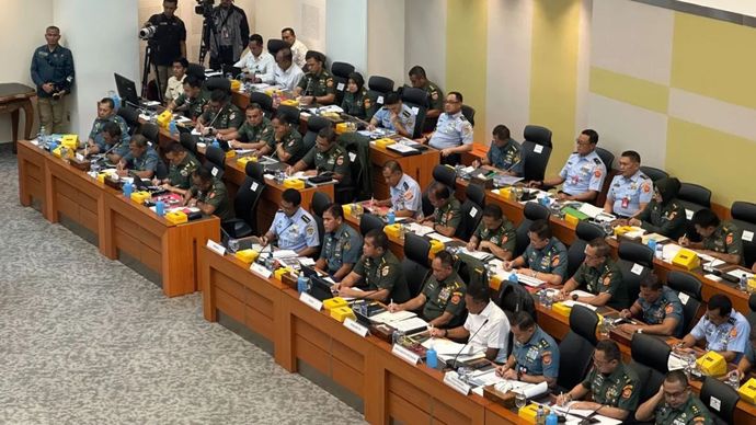 Jajaran Kemenhan dan TNI dalam rapat Kerja Komisi I DPR di kompleks parlemen, Senayan, Jakarta, Kamis (13/2/2025).