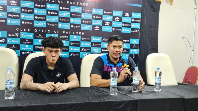 Pelatih Hangtuah Jakarta, Wahyu Widayat Jati (kanan), menjawab pertanyaan pewarta setelah pertandingan Indonesian Basketball League (IBL) melawan Pelita Jaya Jakarta, di GOR Ciracas, Rabu (12/2/2025).